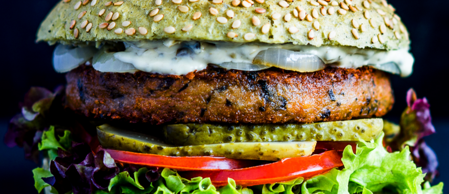 Niet zo maar een vleesvervanger: waarom wij fan zijn van de Dutch Weed Burger, en  waarom jij het ook gaat worden